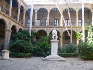 Patio con estatua de Cristóbal Colón,, Museo de La Ciudad, La Habana