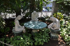 Esculturas en jardín Teresa de Calcuta