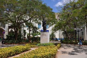 Estatua de Simón Bolivar en la Calle Mercaderes